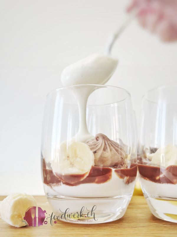 Bananensplit im Glas mit Vanille Joghurt und Schokoladensauce