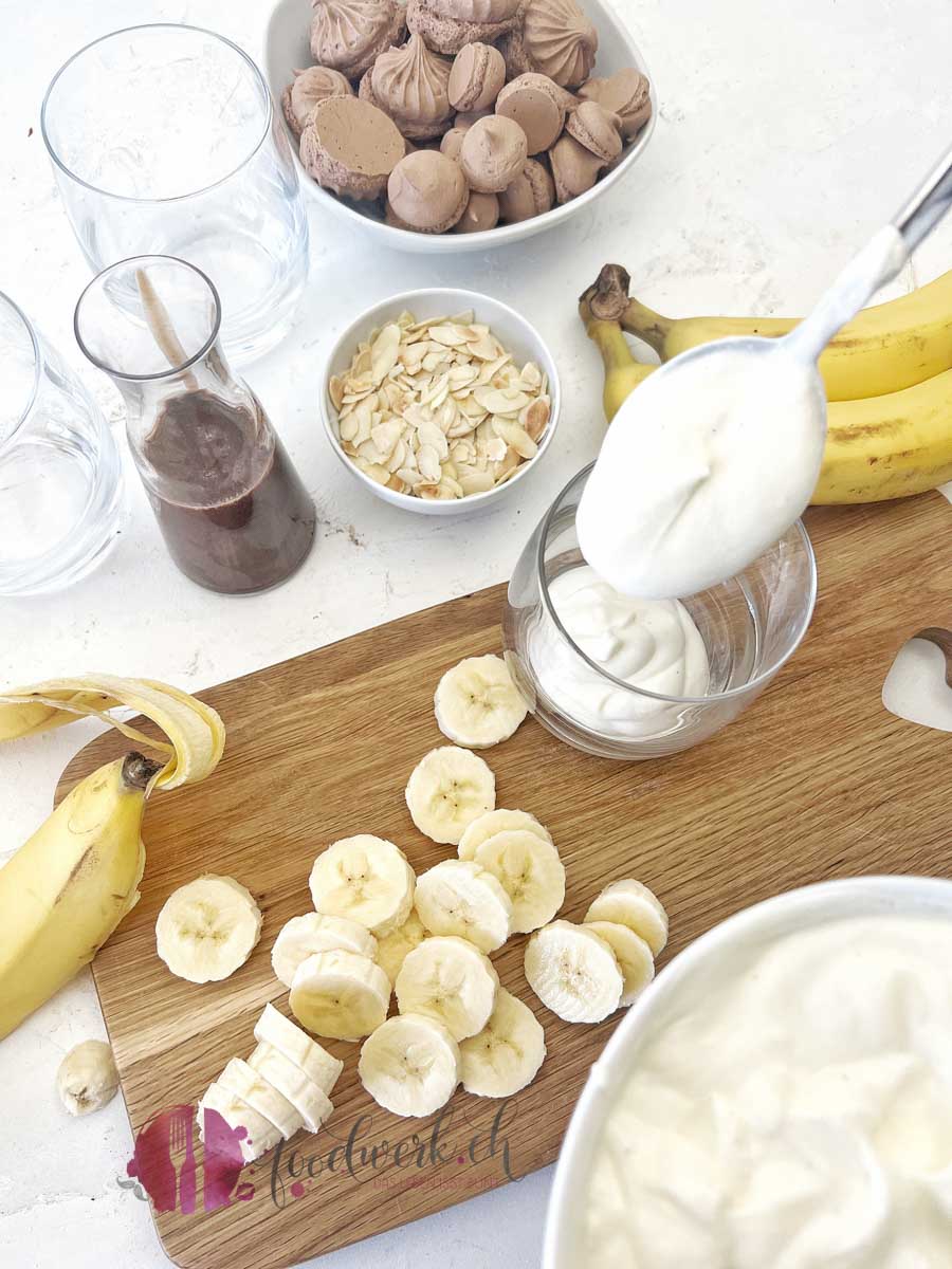 Joghurt in Glas einfüllen