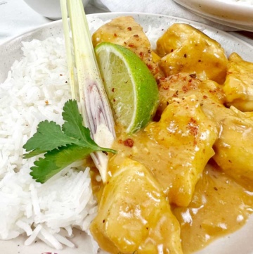 Thailändisches Hähnchen mit Zitronengras, Curry und Limetten serviert mit Basmati Reis