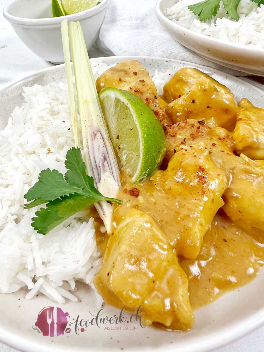 Thailändisches Hähnchen mit Zitronengras, Curry und Limetten serviert mit Basmati Reis