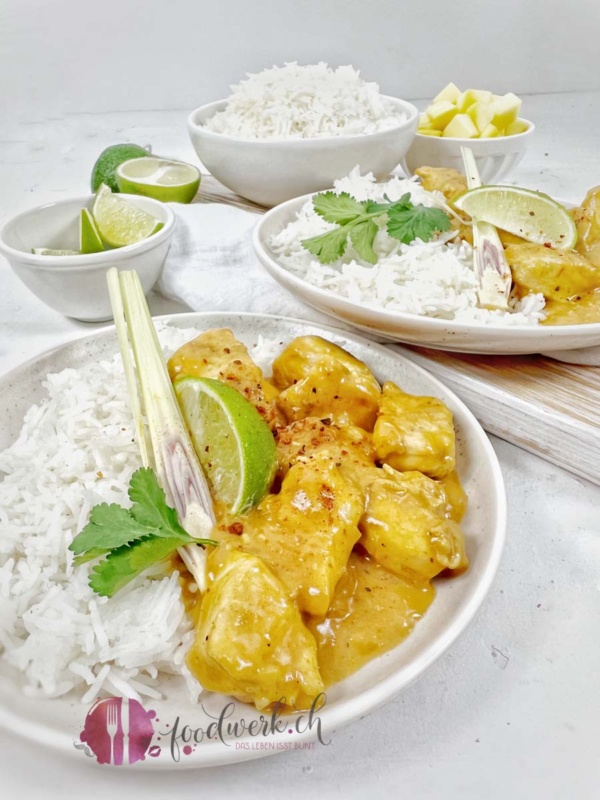 Hähnchen thailändischer Art mit Zitronengras Limetten und Reis