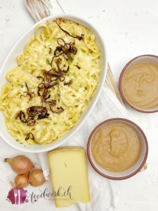 Käsespätzle mit Apfelmus und Zwiebelschweize