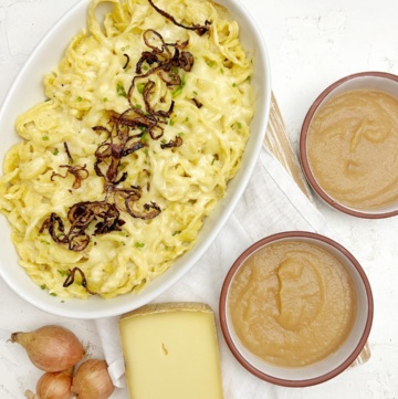 Käsespätzle mit Apfelmus und Zwiebelschweize