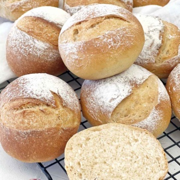 Knusprige Joghurt Brötchen auf schwarzem Gitter zum auskühlen.