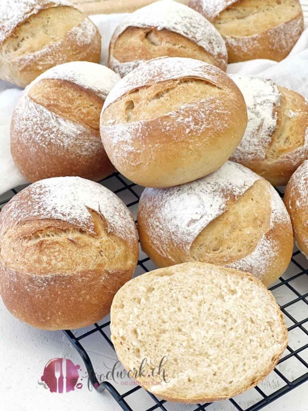 Knusprige Joghurt Brötchen auf schwarzem Gitter zum auskühlen.