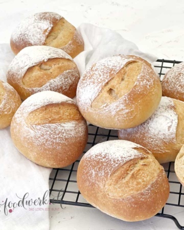 Knsuproge Joghurt Brötchen auf Gitter zum auskühlen