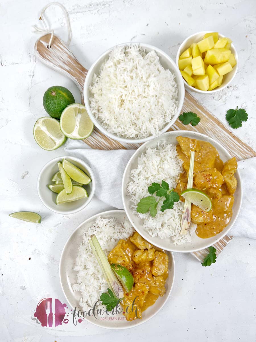 Poulet Curry thailändischer Art mit Reis und Limette