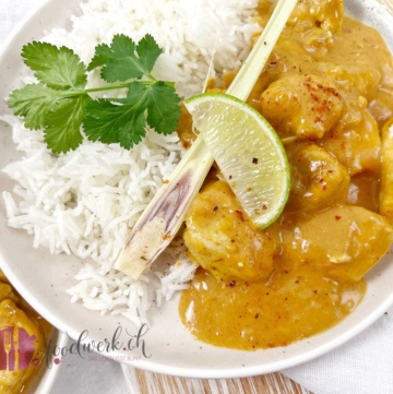 Portion Hähnchen Curry Thailändischer ARt mit Basmati Reis und Limette