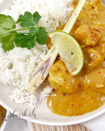 Portion Hähnchen Curry Thailändischer ARt mit Basmati Reis und Limette
