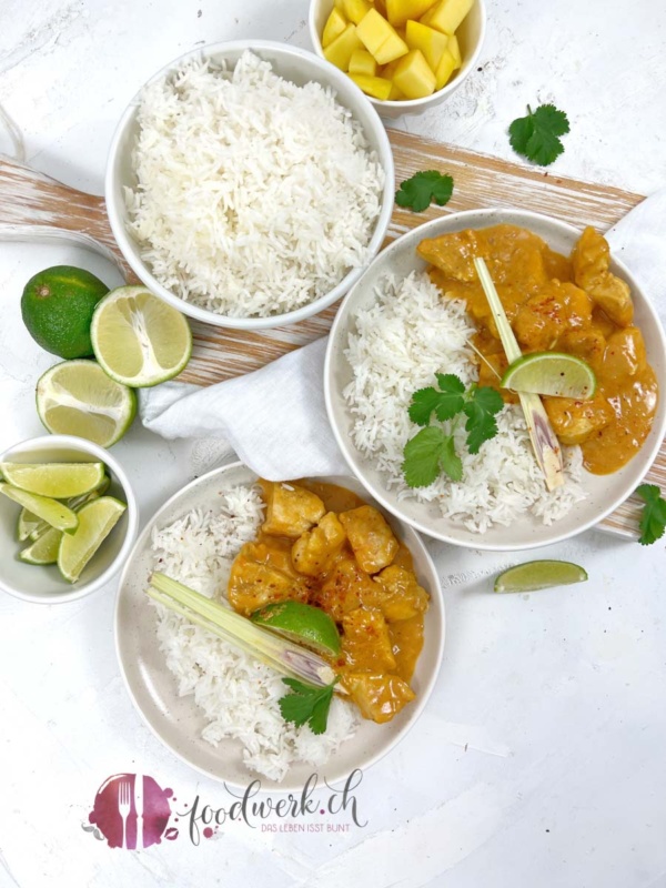 Zwei Portionen Hähnchen Curry Thai mit Reis und LImetten