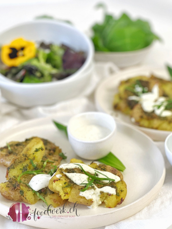 Bärlauch Quetschkartoffeln mit Dipp und Salat