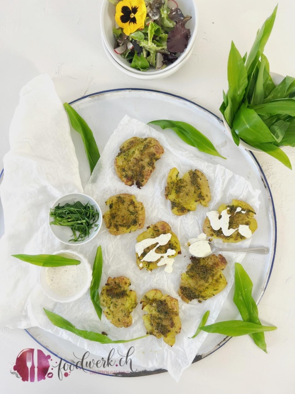 Bärlauch Quetschkartoffeln mit Salat und frischem Bärlauch