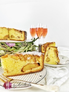 Anschnitt vom Apfelkuchen für einen Geburtstag