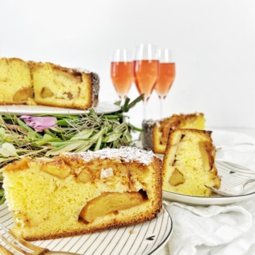 Anschnitt vom Apfelkuchen für einen Geburtstag