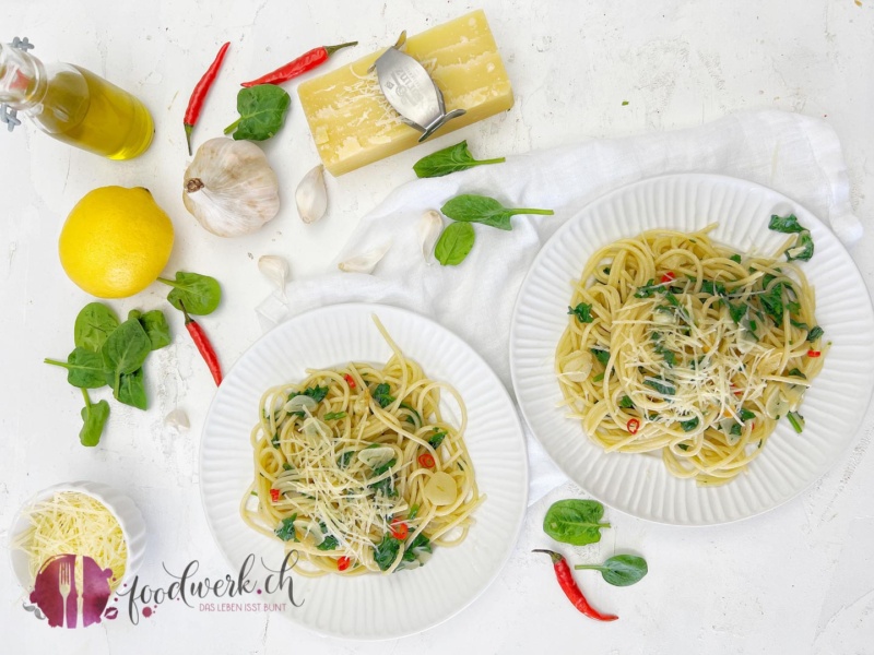 Spaghetti Aglio e Olio auf zwei Teller angerichtet
