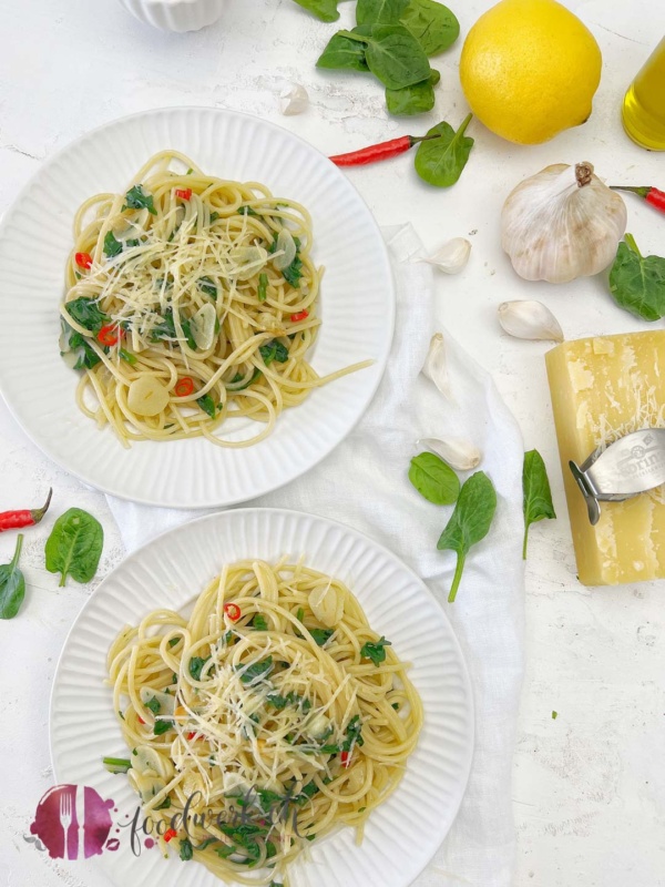 Spaghetti Aglio e olio mit Spinat und Zitrone