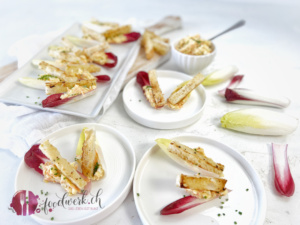 Leckere Apero Schiffchen mit Chicorée und knusprigen Brot Sticks