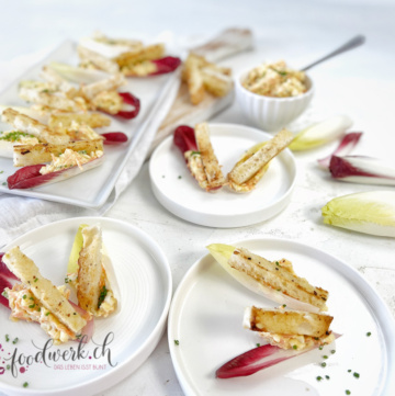 Leckere Apero Schiffchen mit Chicorée und knusprigen Brot Sticks