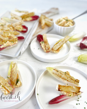 Leckere Apero Schiffchen mit Chicorée und knusprigen Brot Sticks