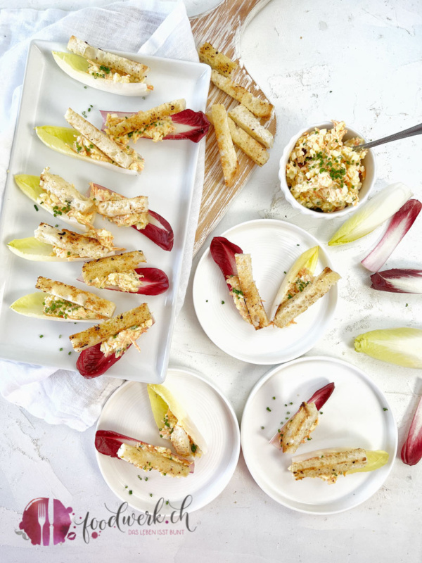 Apero Chicorée Schiffchen mit Karottencreme und knusprigen Brotsticks