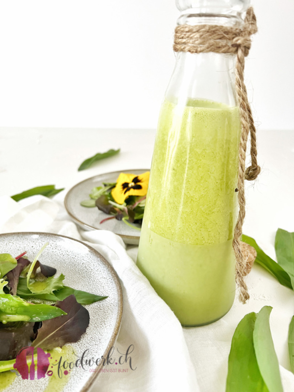 Bärlauch Dressing neben Salat mit Blüten