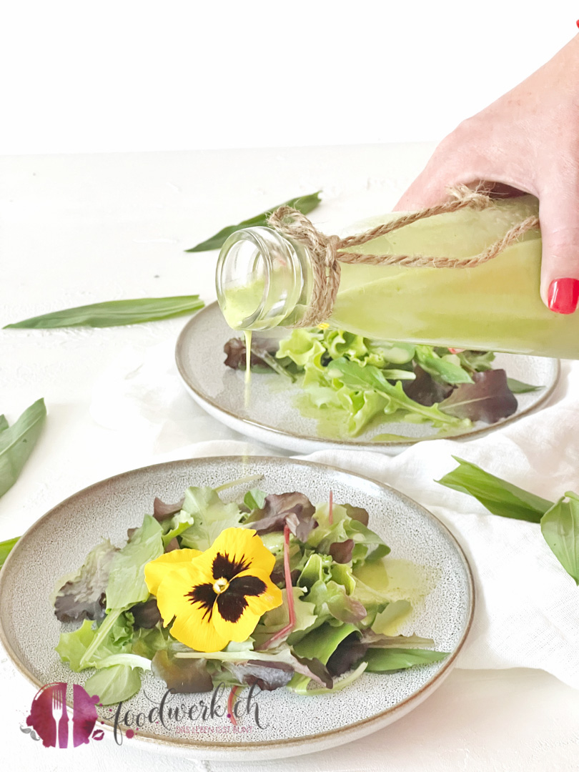 baerlauchdressing auf salat geben