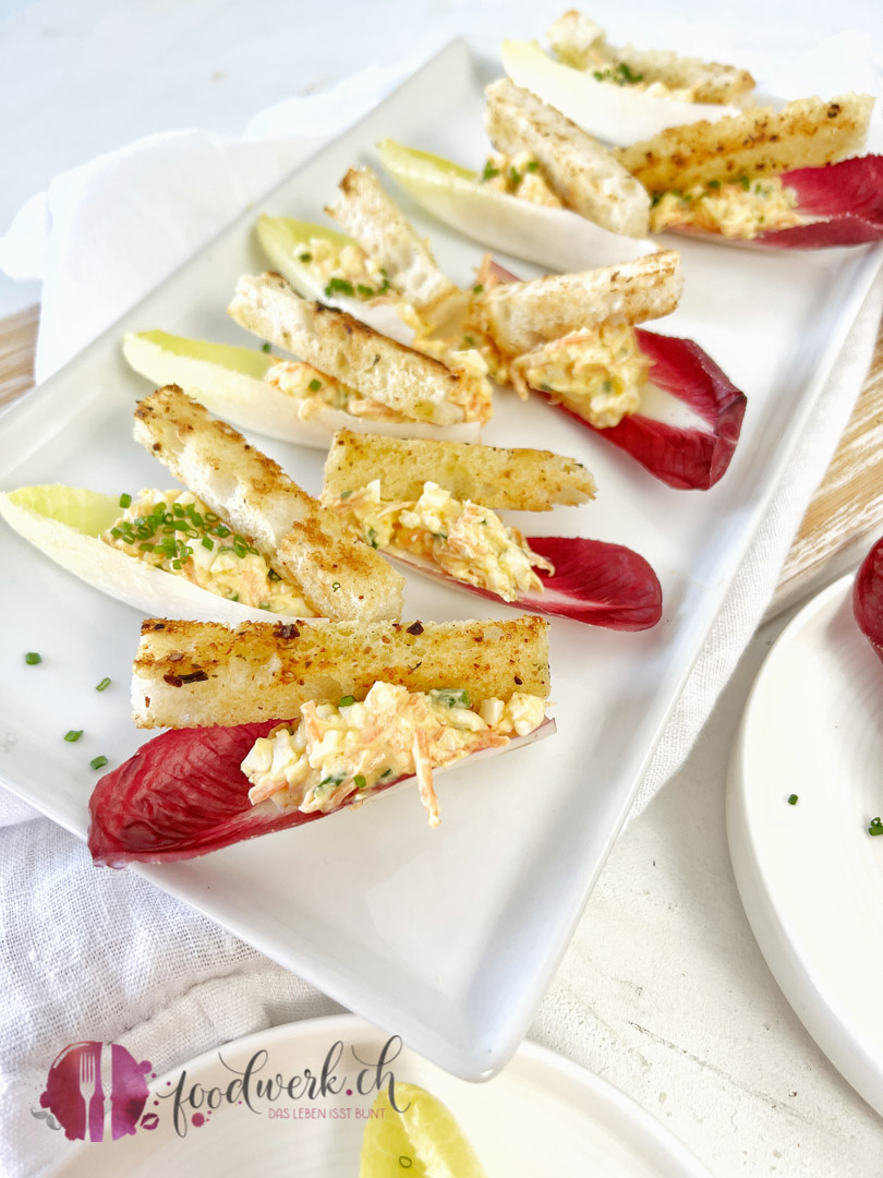 Weisse Platte mit Chicorée Schiffchen als Apero