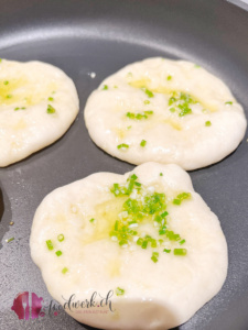 Naan Brot mit Knoblauch in der Pfanne