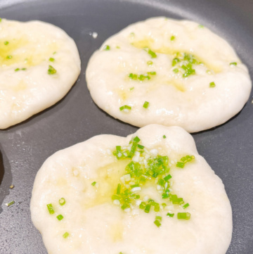 Naan Brot mit Knoblauch in der Pfanne