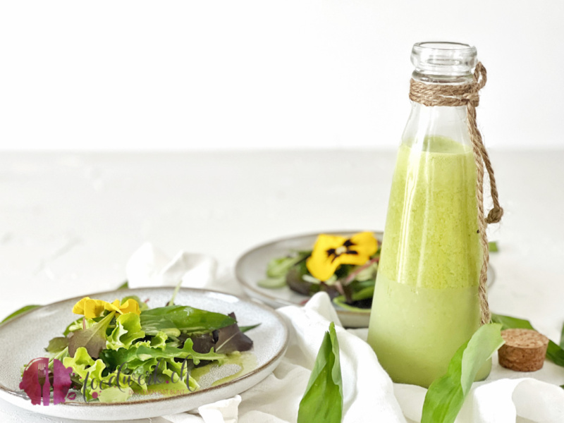 Salatsauce mit Bärlauch, der Frühling in der Flasche