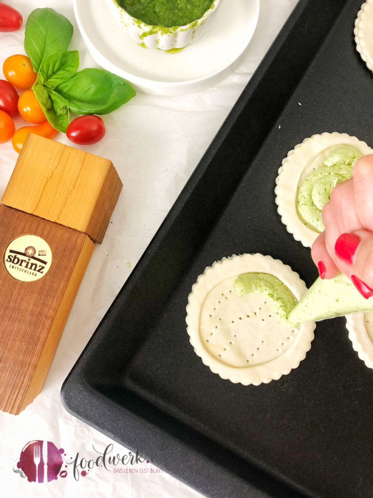 Sommerliche Tomaten Törtchen mit Sbrinz und Basilikum | Food-Blog ...
