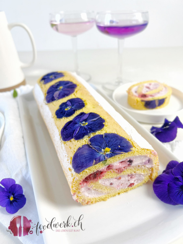 Roulade mit Blüten und Beerencreme nah