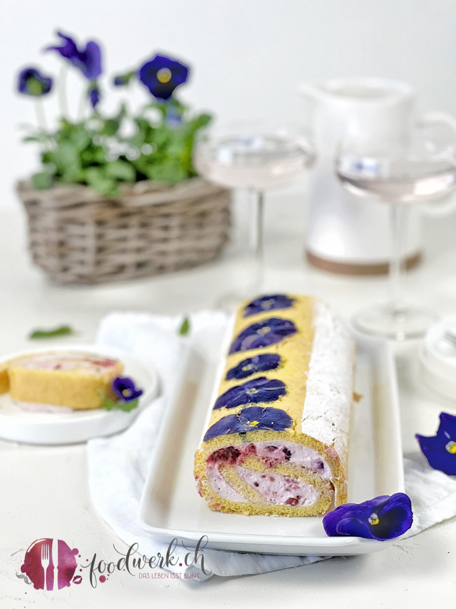 Blüten Roulade mit Beerencreme