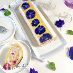 Blüten Roulade gefüllt mit Beerencreme