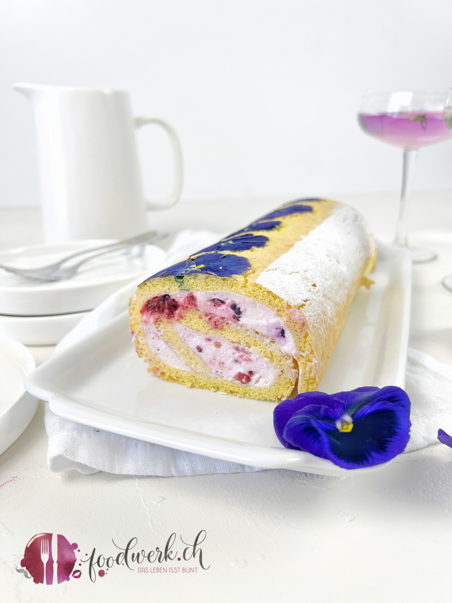 Anschnitt der Blüten Roulade mit Beerencreme