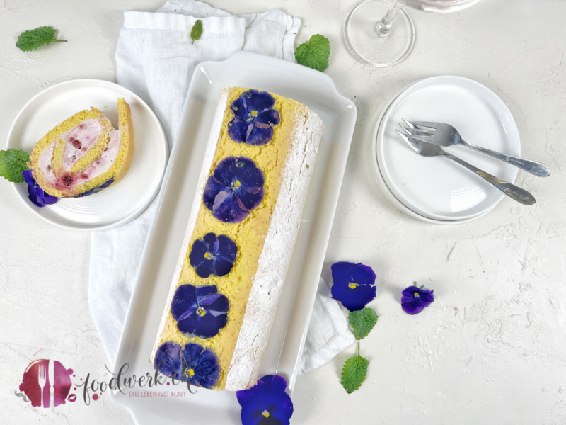 Blütenroulade mit Beerencreme