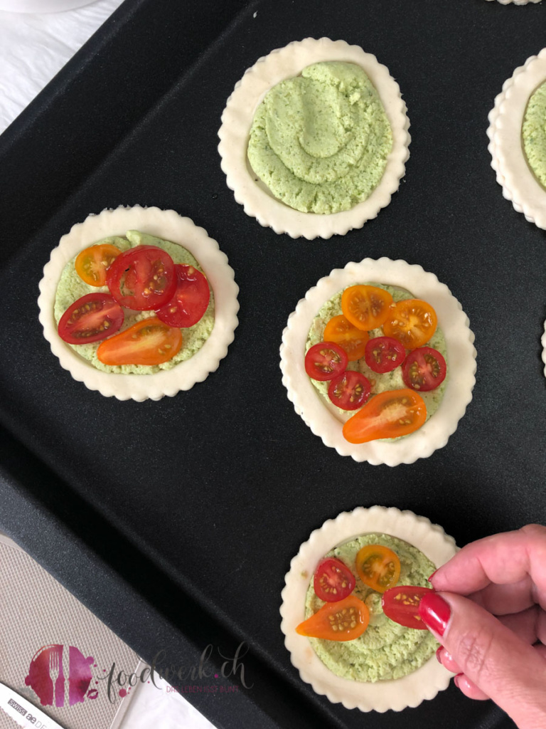 Sommerliche Tomaten Törtchen mit Sbrinz und Basilikum | Food-Blog ...