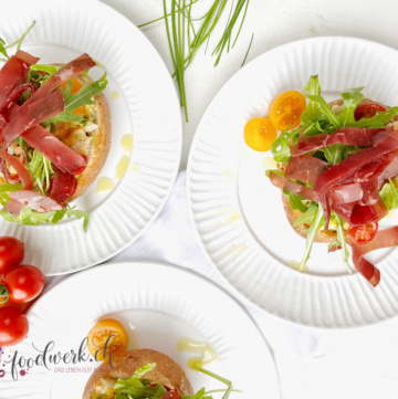 Grillbrötchen mit Walliser Trockenfleisch IGP auf zwei Teller