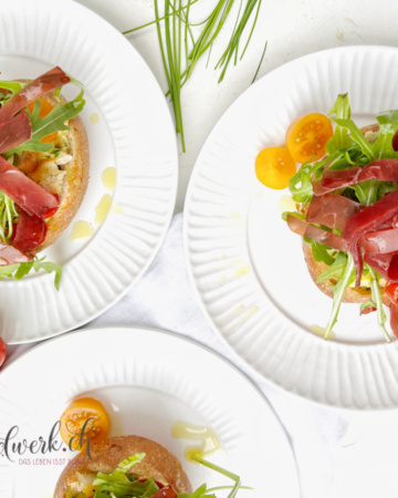 Grillbrötchen mit Walliser Trockenfleisch IGP auf zwei Teller