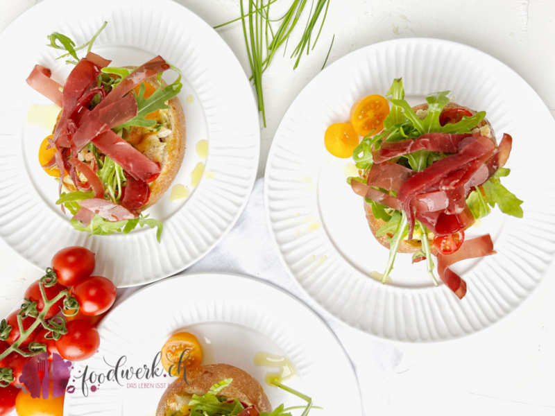 Grillbrötchen mit Walliser Trockenfleisch IGP auf zwei Teller