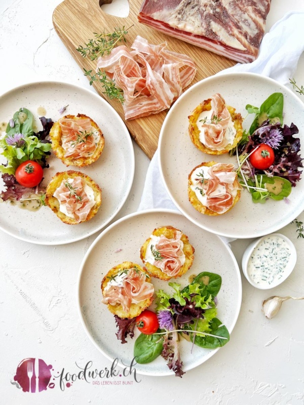 Kartoffelkörbchen mit Walliser Trockenspeck IGP mit Sbinrz Dip AOP auf zwi weissen Telle mit Speck am Stück