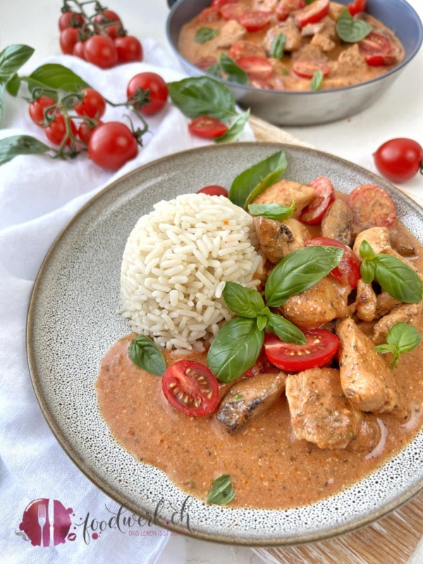 Reis mit sommerlichem Poulet mit Cherry Tomaten und Basilikum