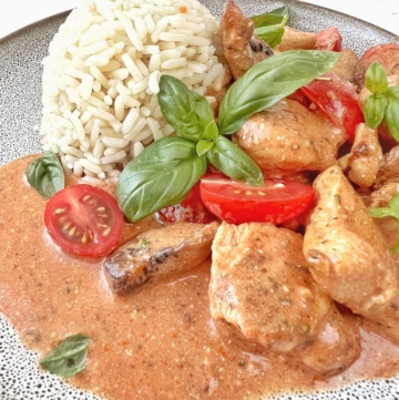 Sommerliches Poulet mit Cherry Tomaten und Basilikum