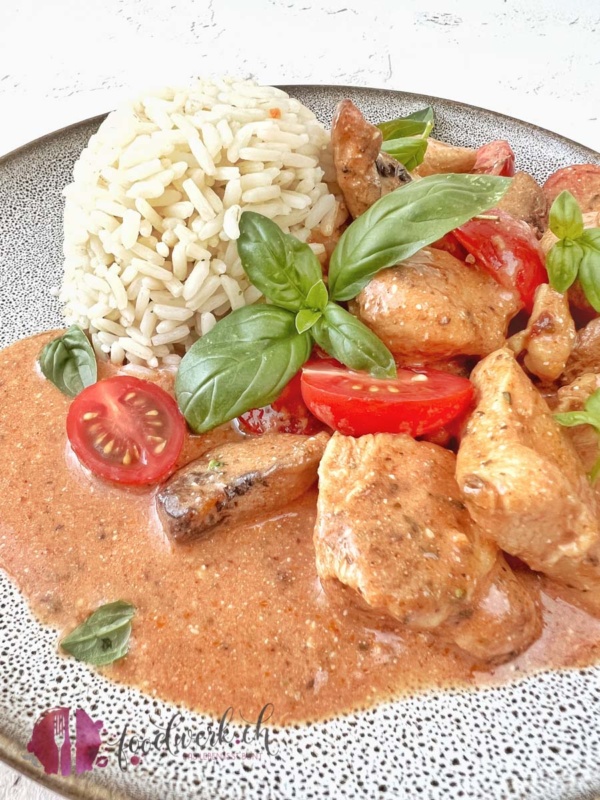 Sommerliches Poulet mit Cherry Tomaten und Basilikum