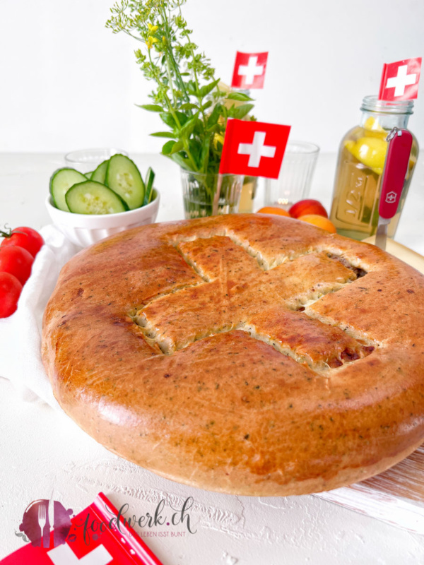 1. August gefülltes Brot ganz