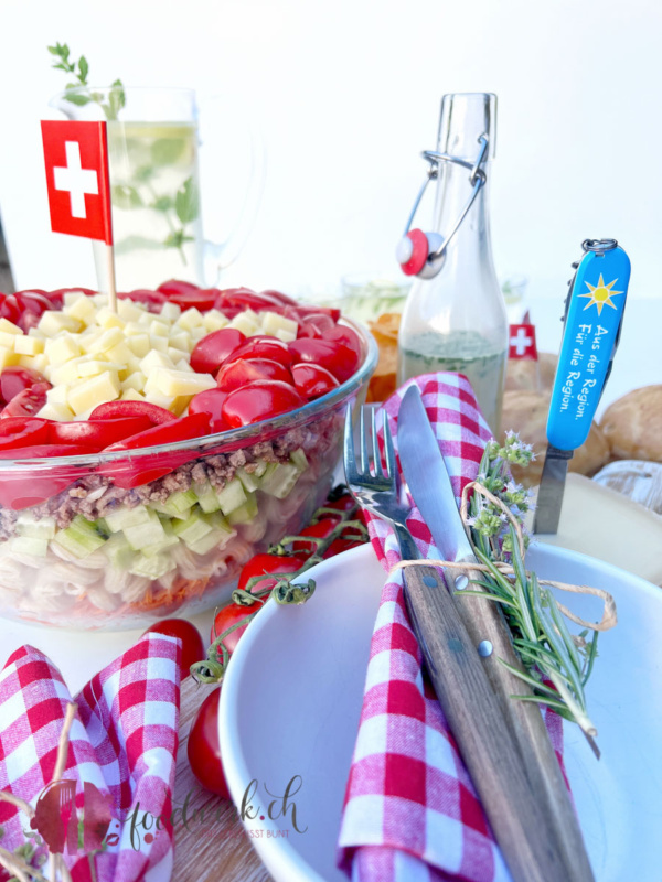 Ghackets und Hörnli Schichtsalat 4 Ghackets und Hörnli in Schüssel