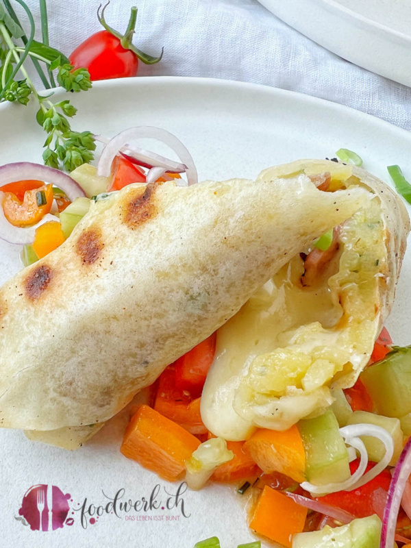 Rösti Roll mit Raclette Käse auf Sommersalat