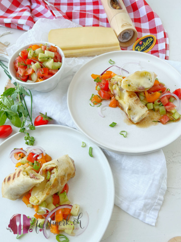 Rösti Raclette Rollen mit sommerlichem Salat. Unglaublich lecker sind diese Raclette-Rösti-Rolls