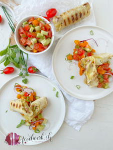 Raclette Rösti Roll auf bunten Sommergemüse Salat