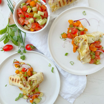 Raclette Rösti Roll auf bunten Sommergemüse Salat